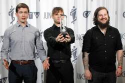 KEN mode qui reçoit le prix du meilleur album metal pour Venerable, prix décerné aux Junos.